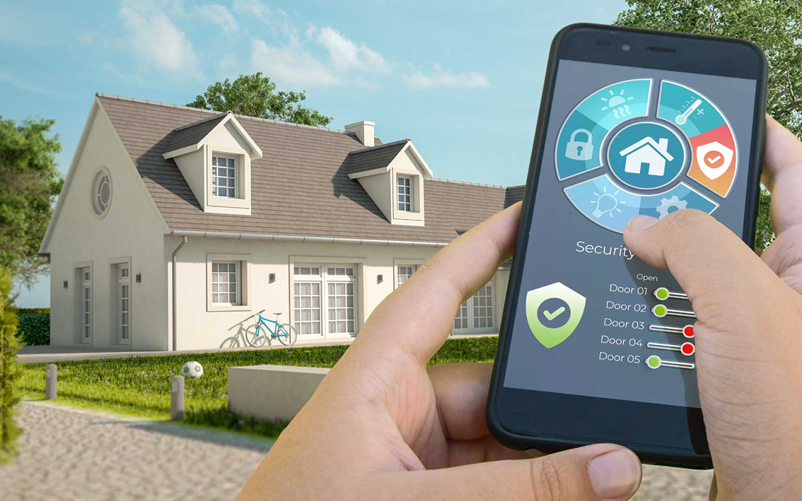 control de servicios de seguridad residencial usando celular smartphone inteligente - imagen simulada